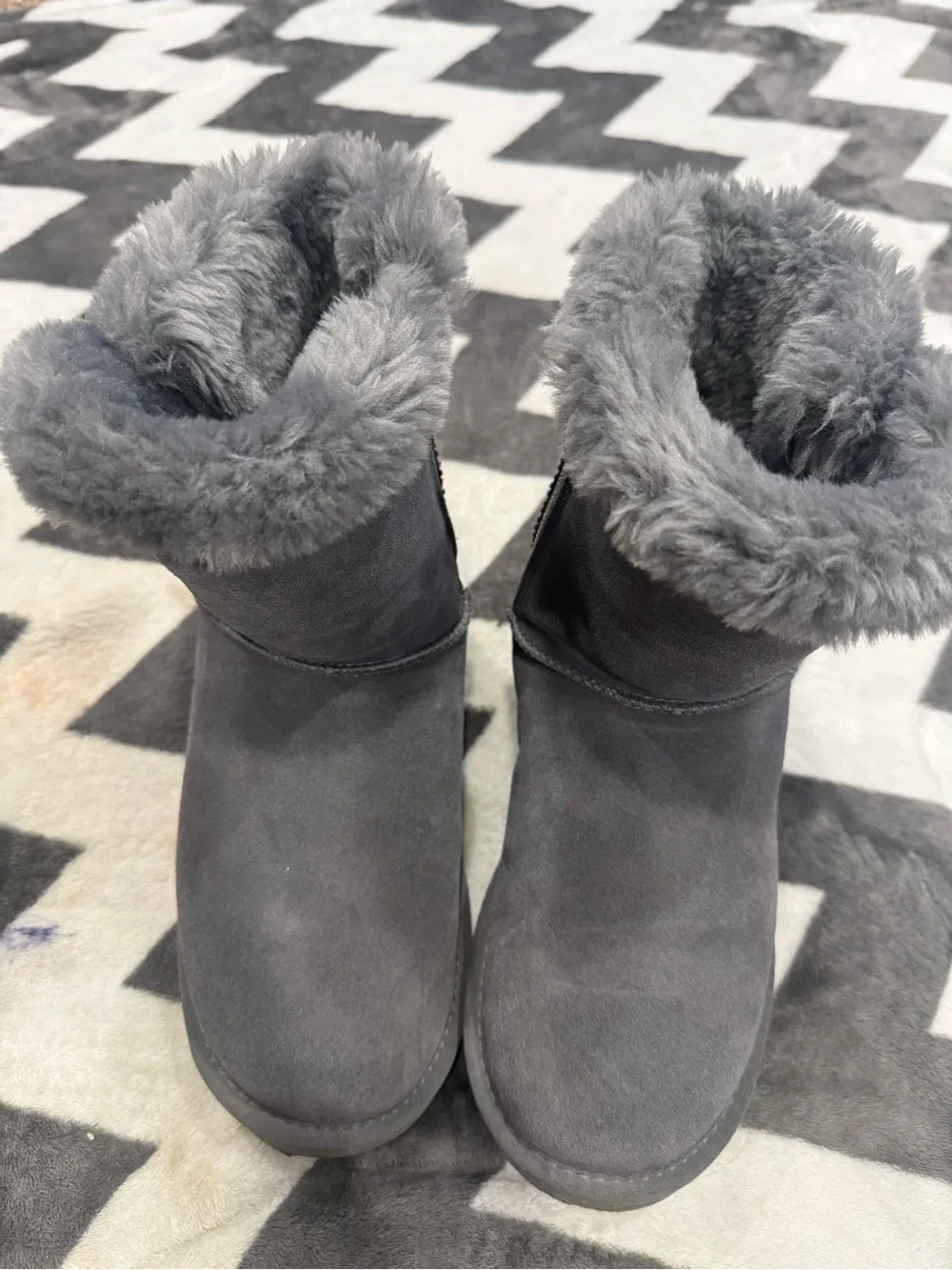 Lamo Women's Gray Faux Fur Winter Boots with Patterned Side Panel